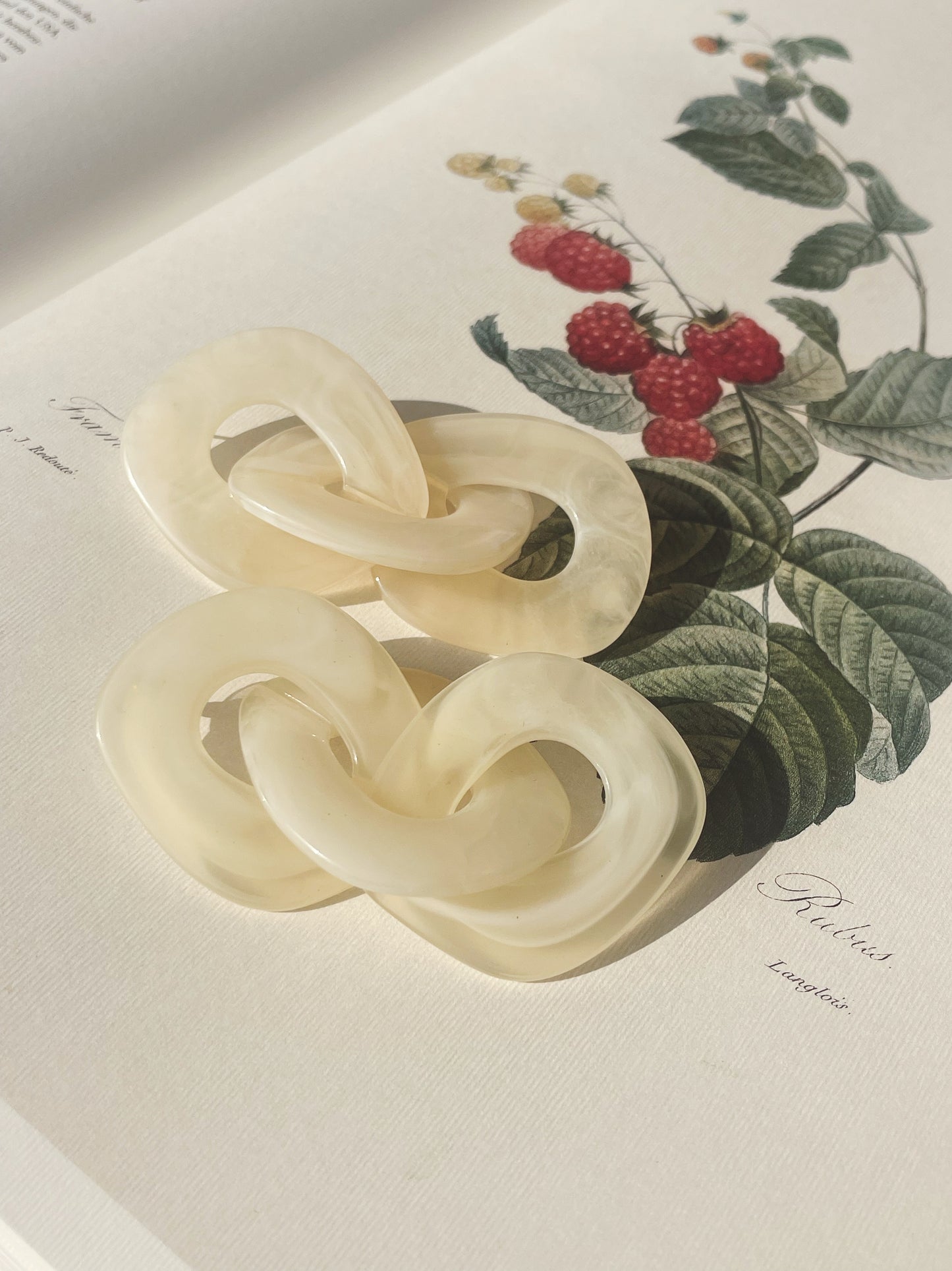 WHITE JAZMIN EARRINGS